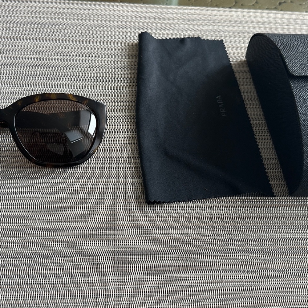 Prada sunglasses - Picture 5 of 11